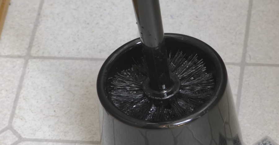 ele derrama vinagre na caixa do seu vaso sanitário e o resultado é genial ele derrama vinagre na caixa do seu vaso sanitário e o resultado é genial