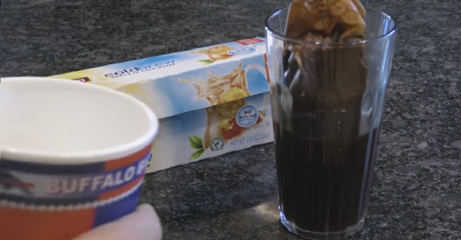 ele derrama vinagre na caixa do seu vaso sanitário e o resultado é genial ele derrama vinagre na caixa do seu vaso sanitário e o resultado é genial