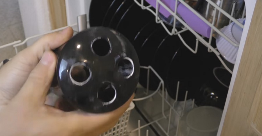 ele derrama vinagre na caixa do seu vaso sanitário e o resultado é genial ele derrama vinagre na caixa do seu vaso sanitário e o resultado é genial