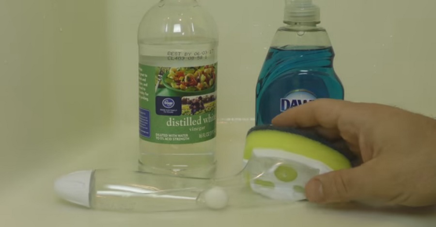 ele derrama vinagre na caixa do seu vaso sanitário e o resultado é genial ele derrama vinagre na caixa do seu vaso sanitário e o resultado é genial