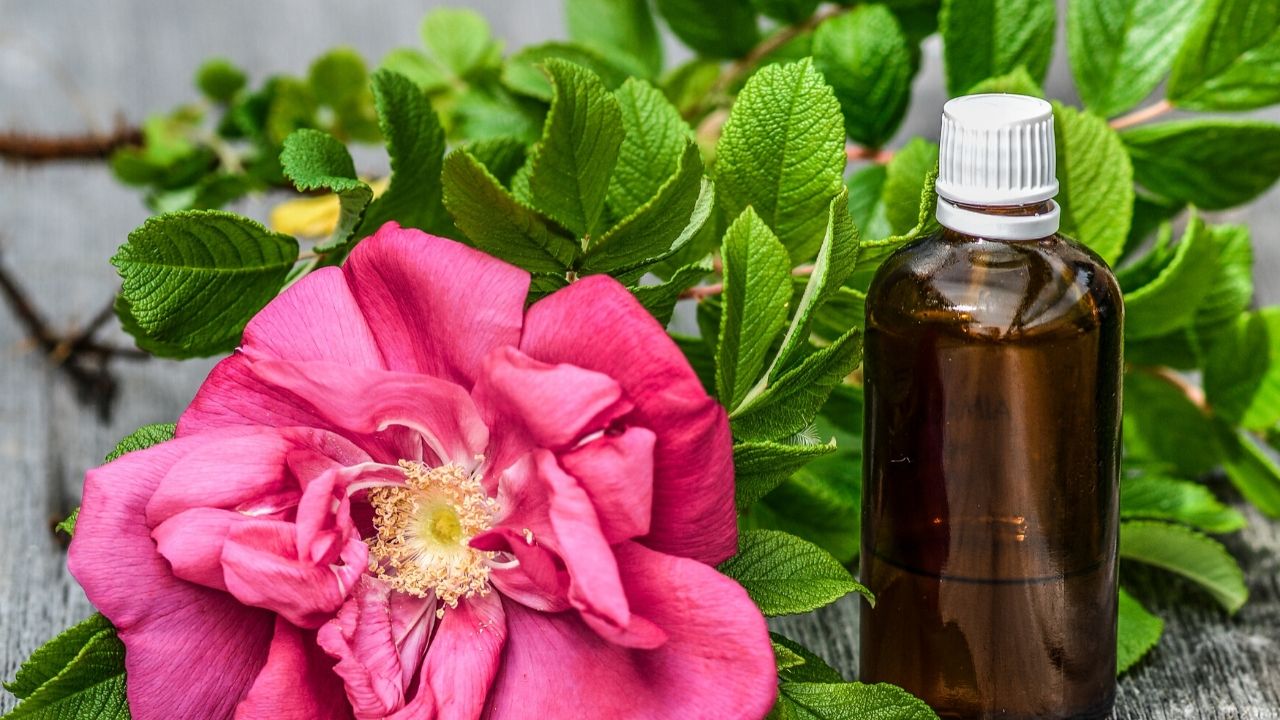 Tira rugas e pés de galinha Tira rugas e pés de galinha | Esta receita caseira te ensina como tratar as marcas de expressão, as famosas rugas no rosto que surgem com a idade ou por situações adversas como stress e preocupações. Trate as rugas nos olhos facilmente e tenha pele rosto perfeita. Este é um óleo caseiro para pele é uma receita da vovó que funciona muito bem. #ligadosnasdicas #peledorosto #rugas #pédegalinha #marcasdeexpressão #óleopararugas #rugasnorosto #peledorosto #envelhecer #pelesemprejovem